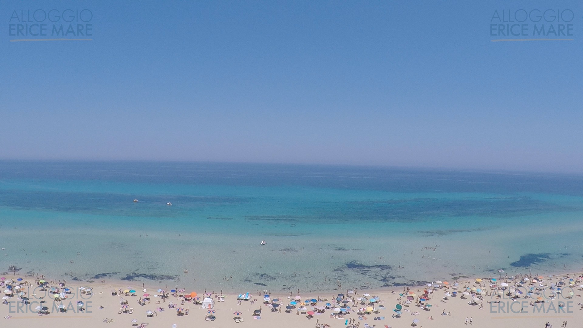 Veduta dall’alto del mare di San Giuliano con spiaggia e ombrelloni
