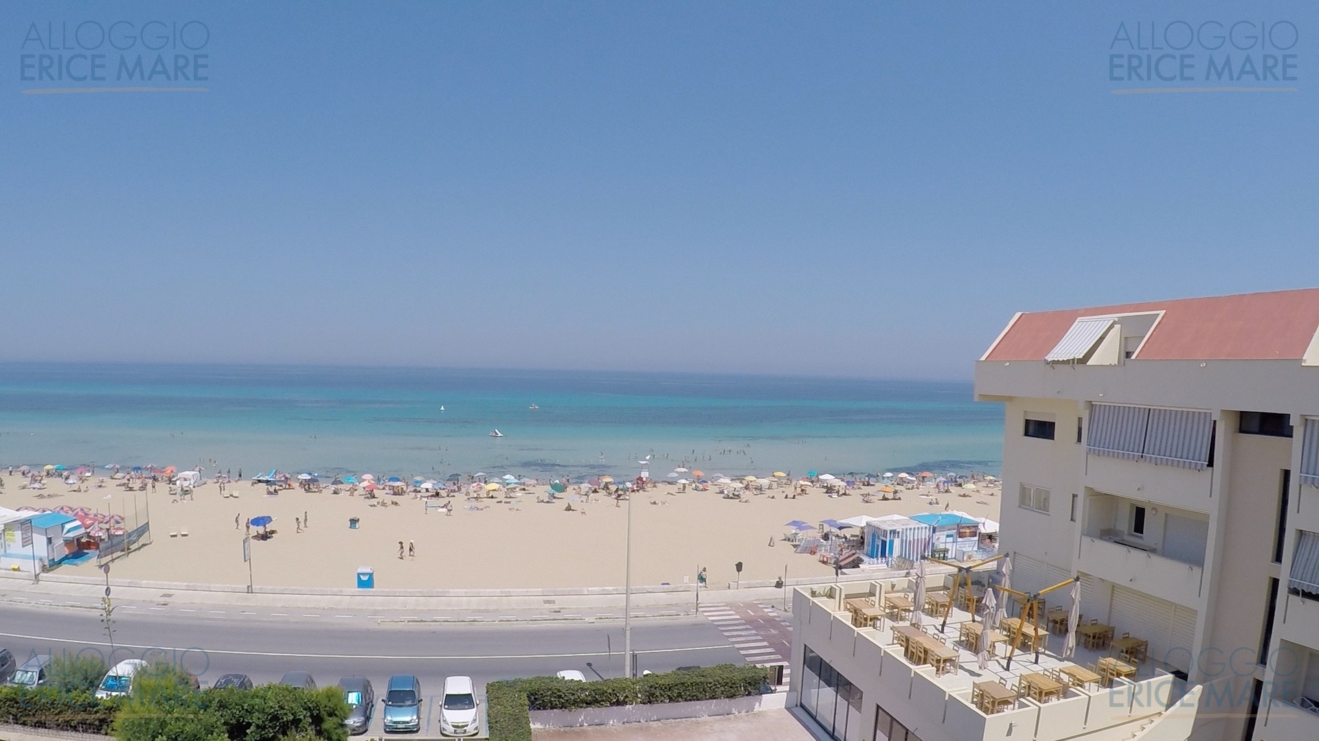 Vista sulla spiaggia di San Giuliano con il residence affacciato sul lungomare