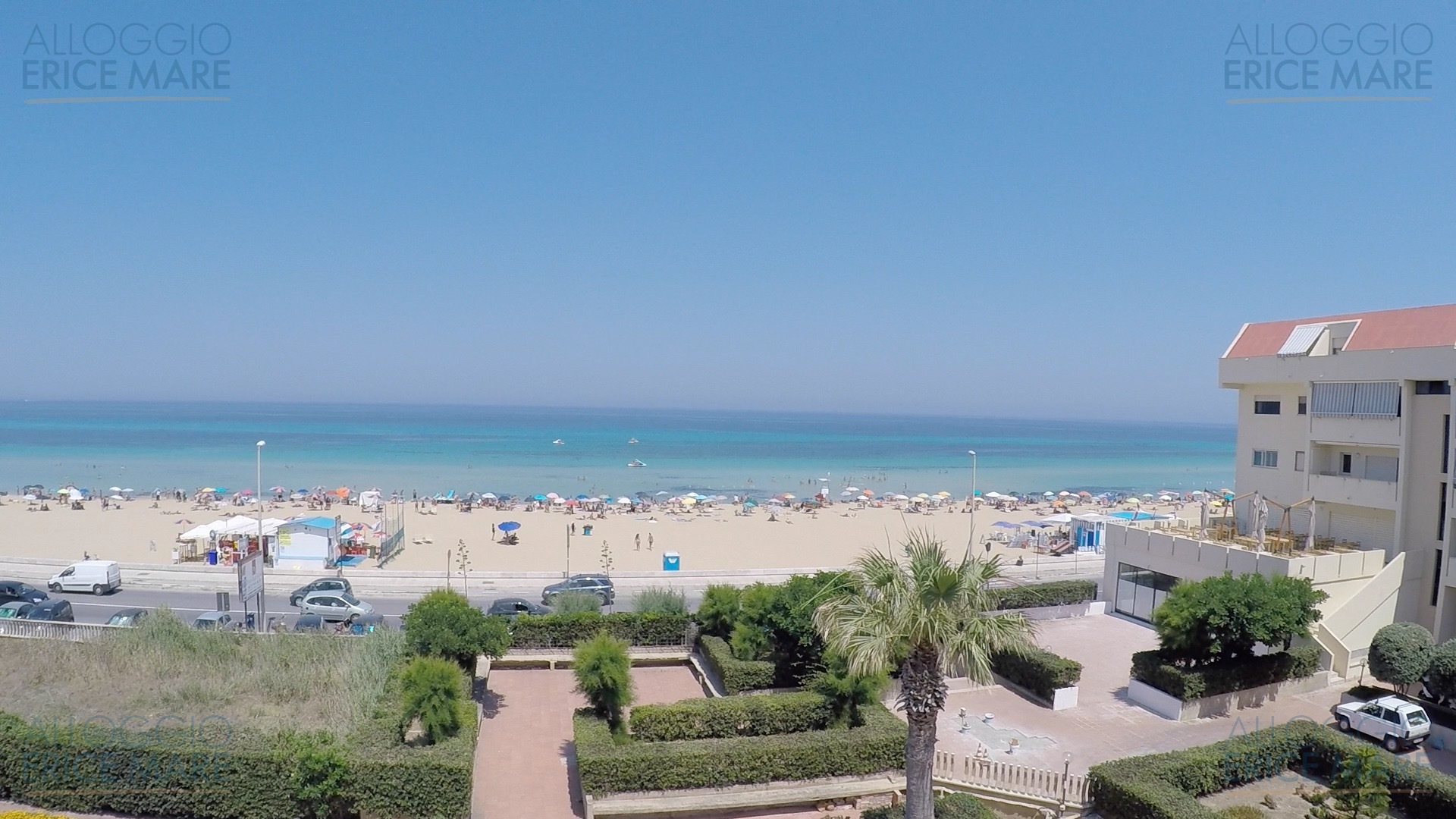 Panoramica sulla spiaggia di San Giuliano con mare turchese e area del residence