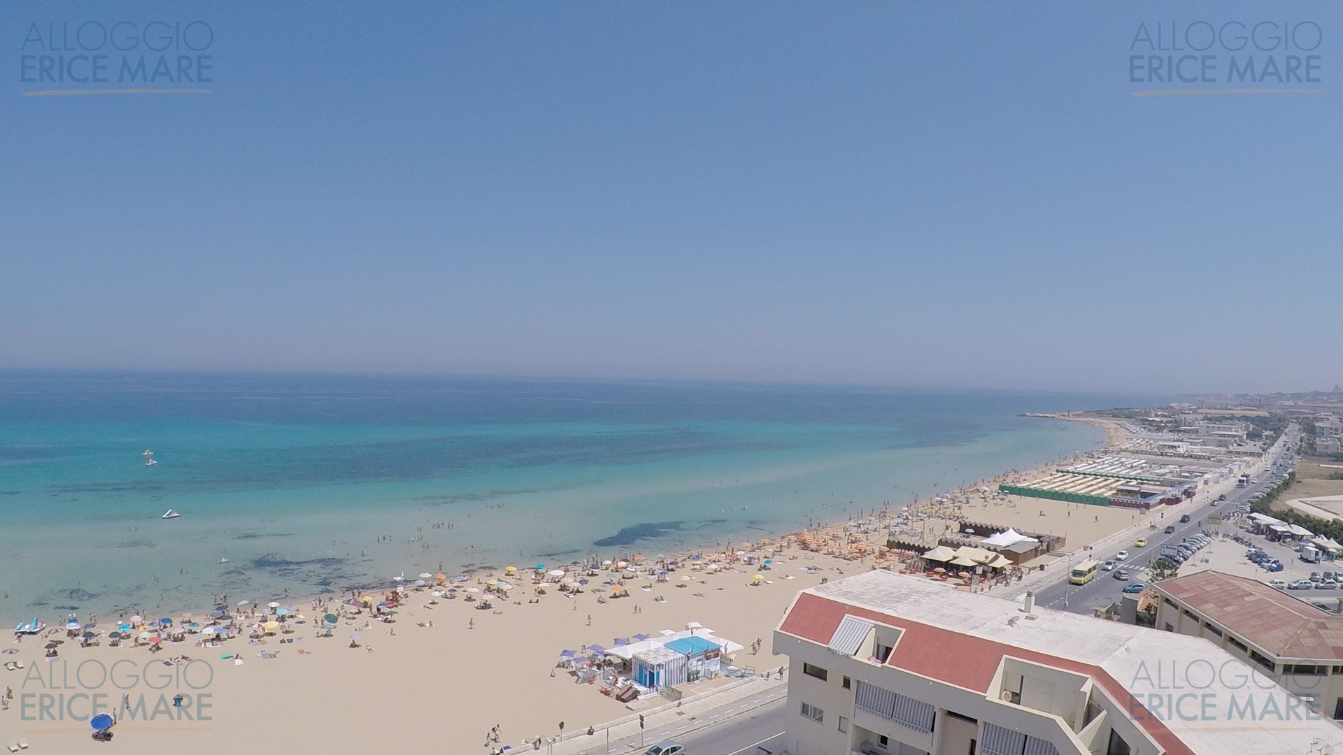 Vista aerea della spiaggia di San Giuliano con sabbia chiara e mare limpido