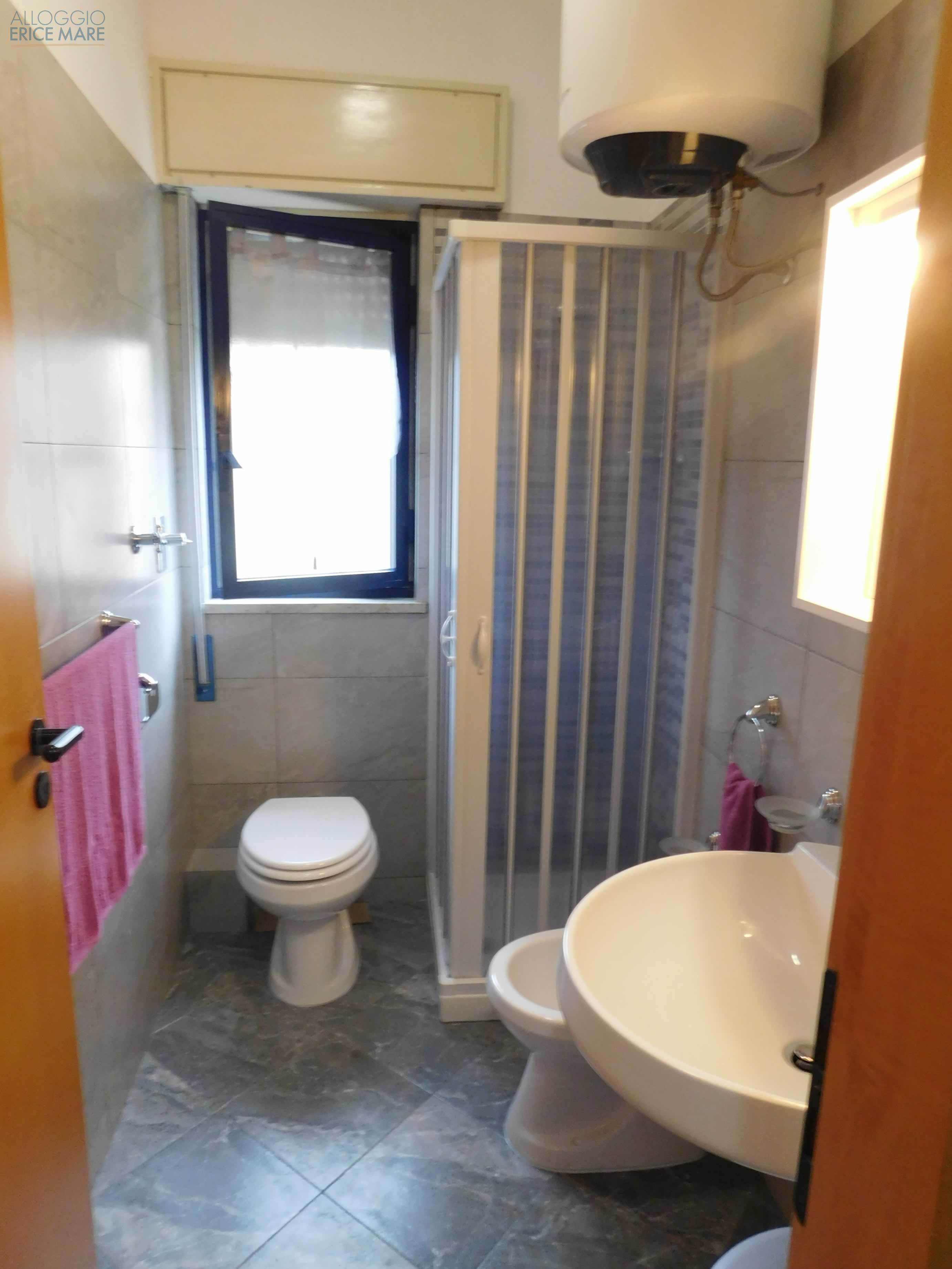 Bagno con lavabo, sanitari e doccia